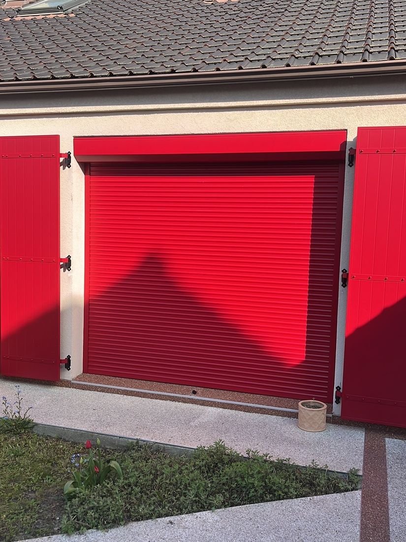 Porte de garage enroulable rouge avec volets battants assortis