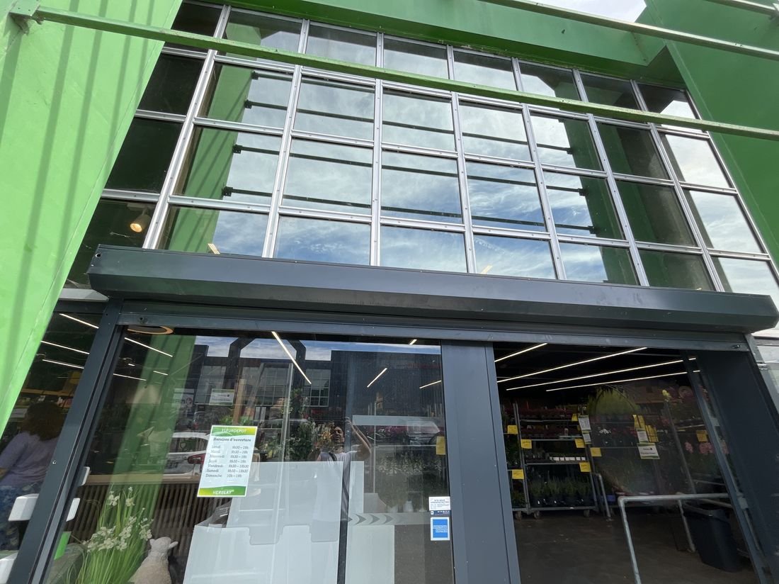 Rideau métallique gris anthracite installé sur l'entrée d'un commerce à Herblay (95)