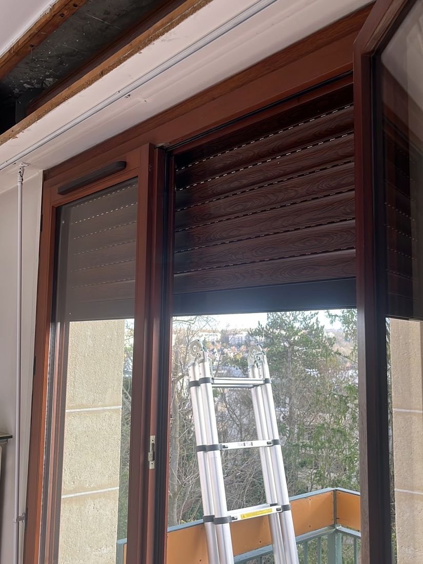 Volet roulant imitation bois posé sur une porte-fenêtre en Île-de-France