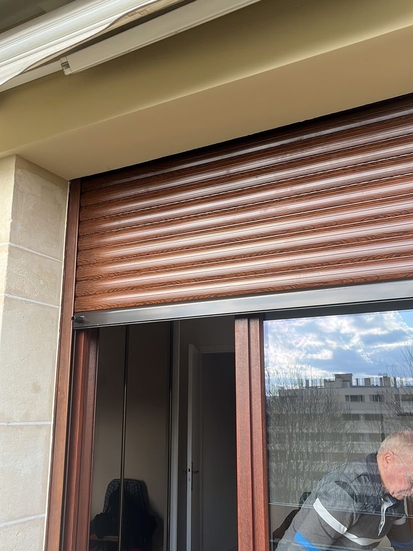 Volet roulant imitation bois entretenu, vu de l'intérieur